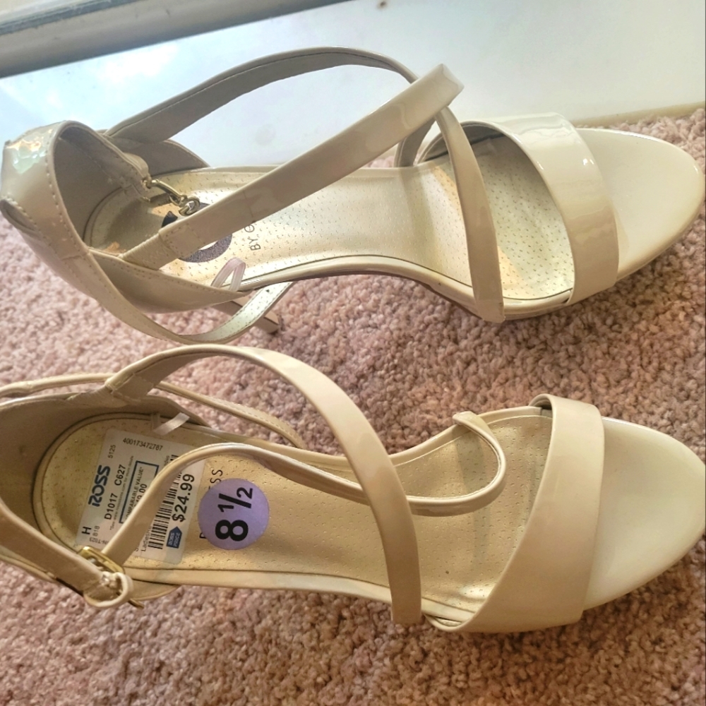 G BY GUESS NUDR STRAPPY HEELS